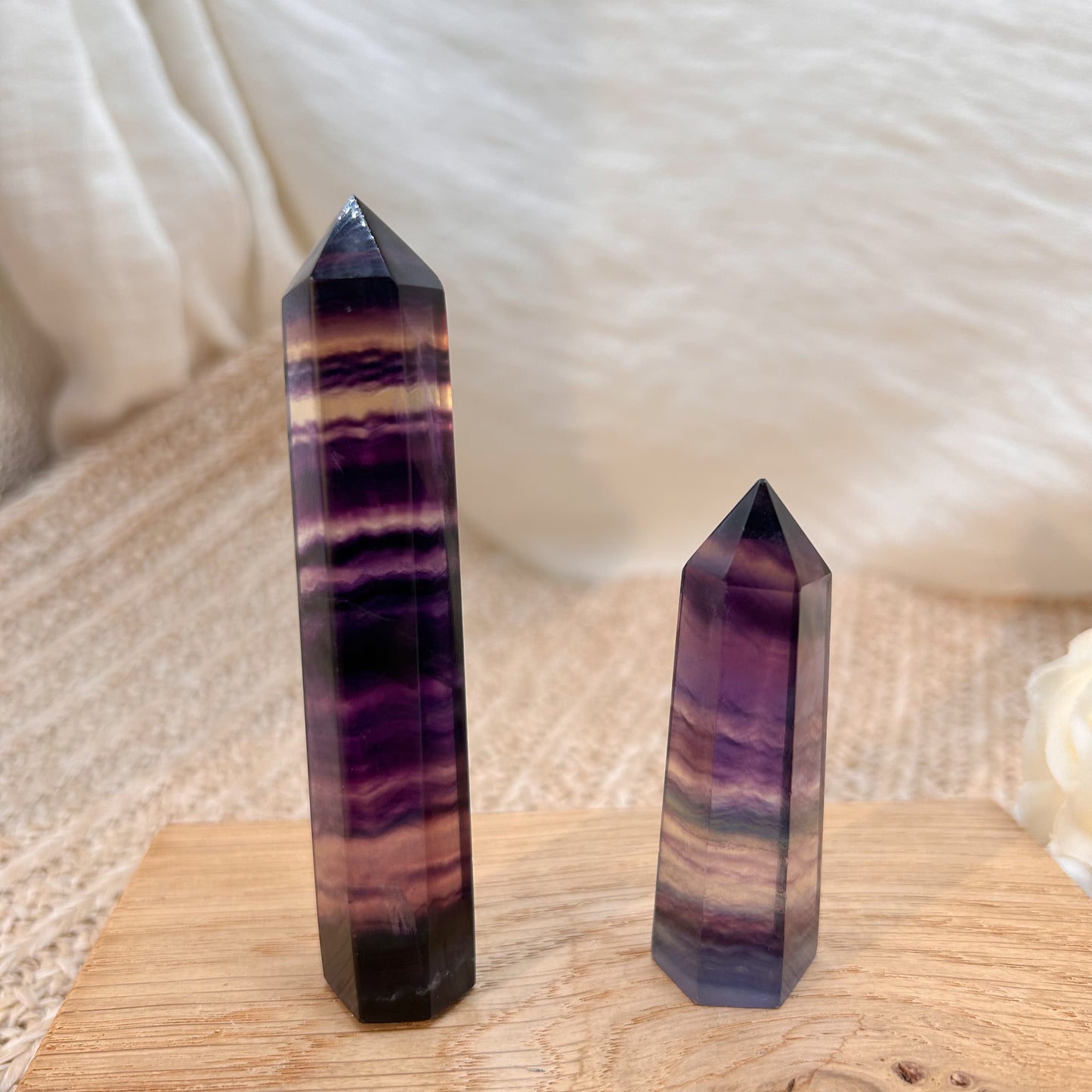 Fluorit Turm mit Musterung lila transparent