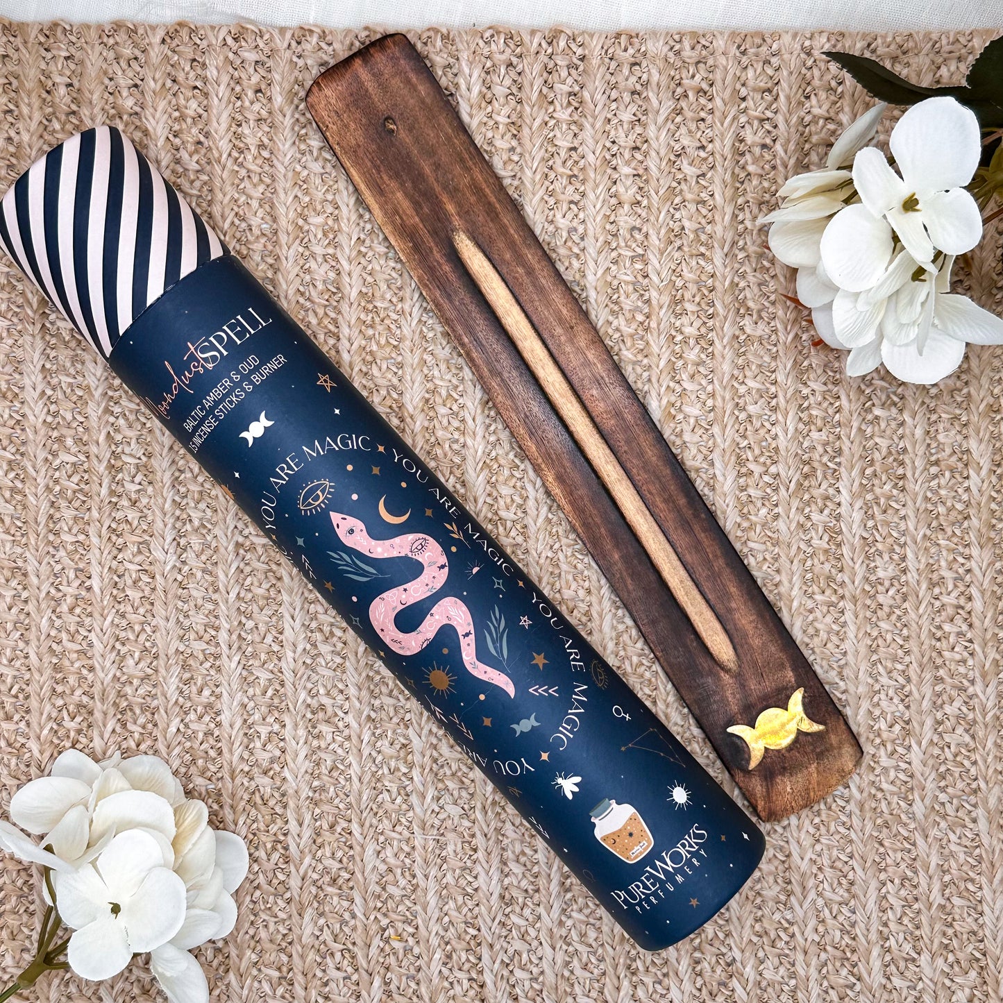 Moondust Spell Amber & Oud Räucherstäbchen + Halter