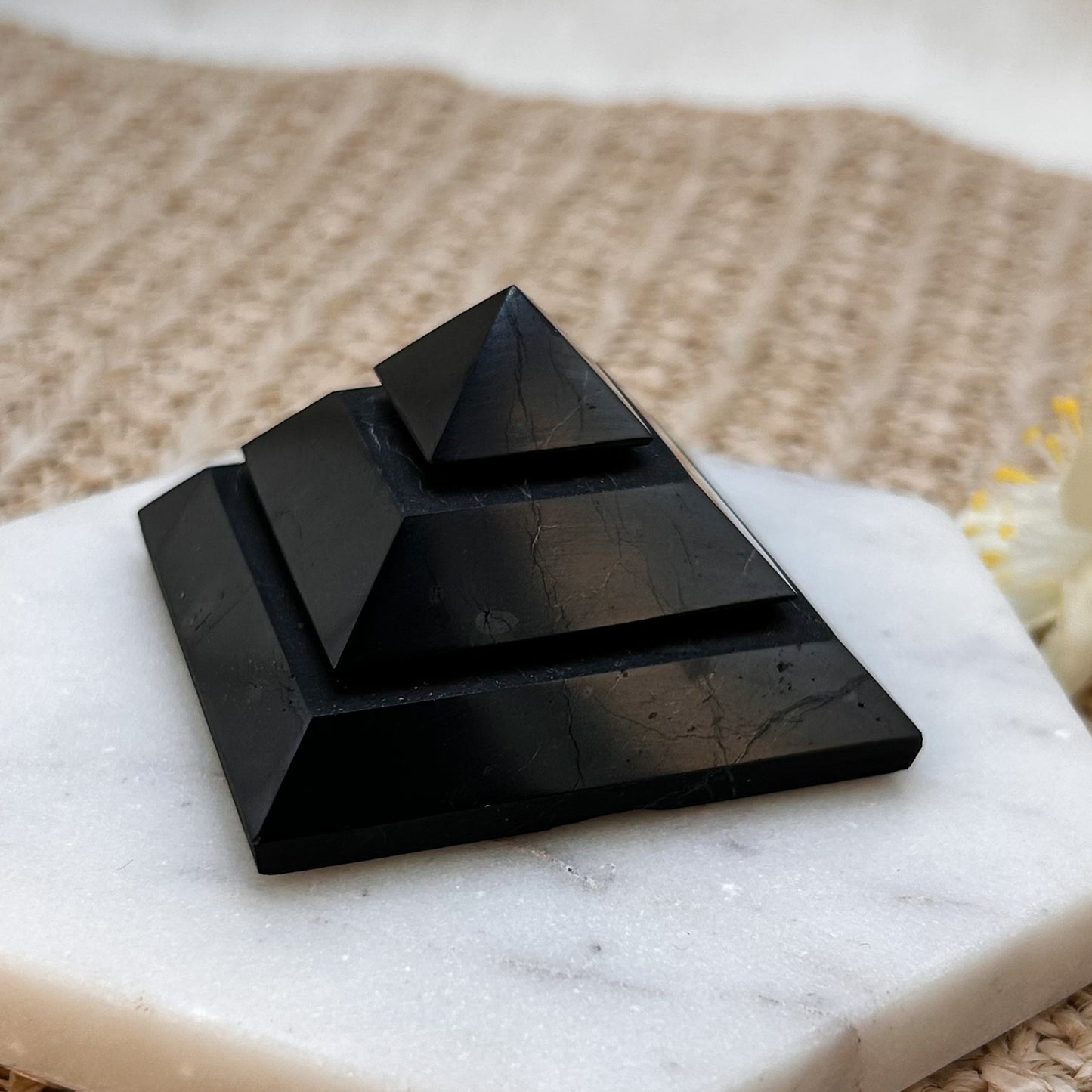 Schungit / Shungit Pyramide dreistöckig