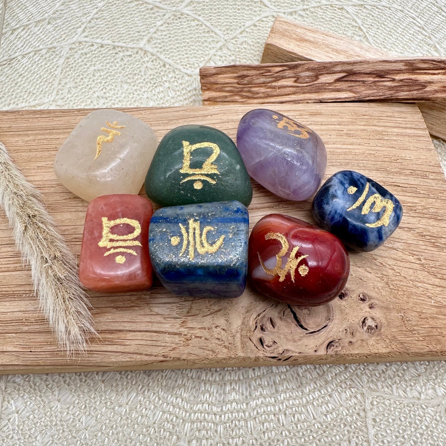 7 Chakra Trommelsteine mit Sanskrit-Buchstaben - Crystales