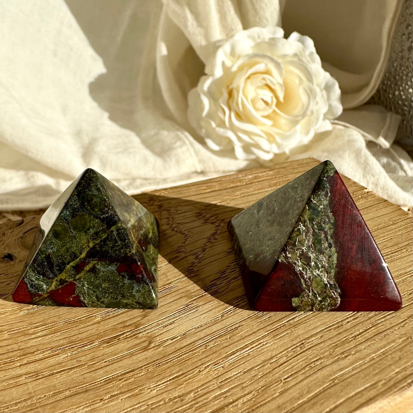 Drachenblut Jaspis Pyramide