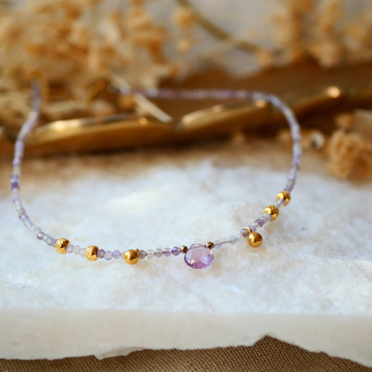 Amethyst Halskette mit goldenen Elementen
