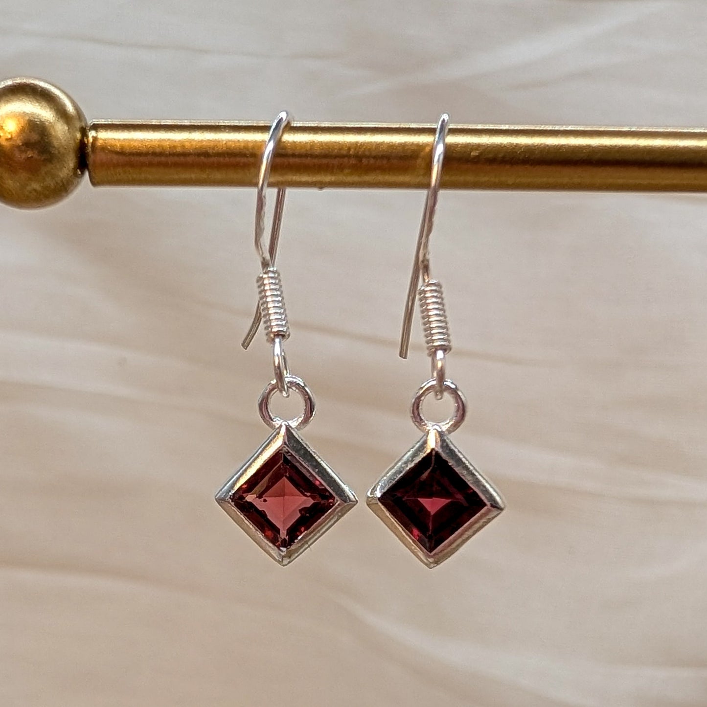 Granat Ohrhänger Raute