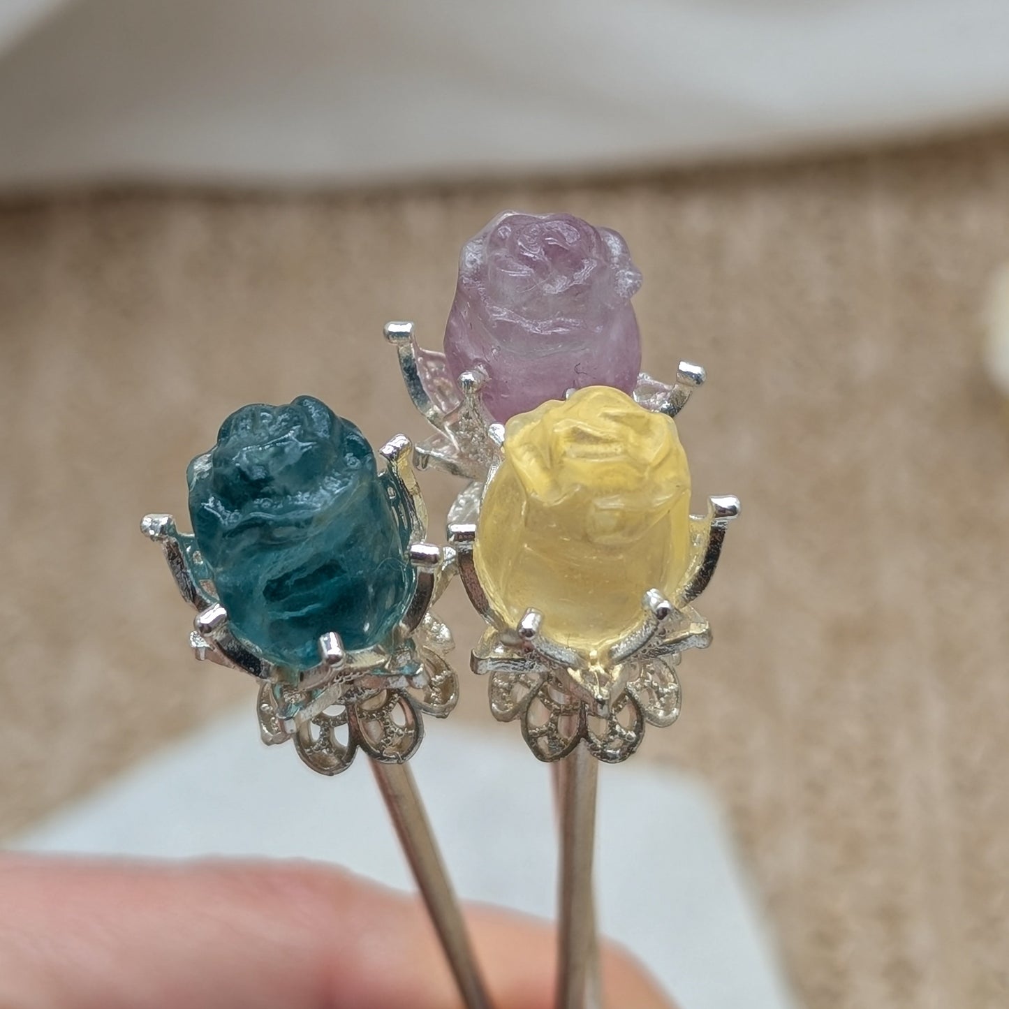 Kleine Fluorit Rosen mit Stiel (silberfarben)