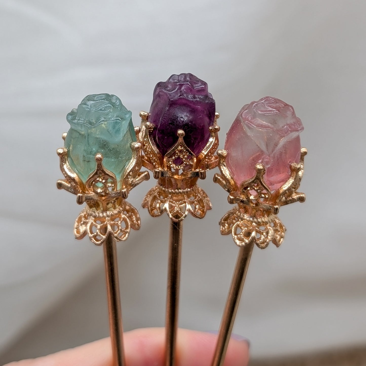 Kleine Fluorit Rosen mit Stiel (goldfarben)