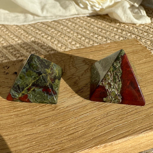 Drachenblut Jaspis Pyramide