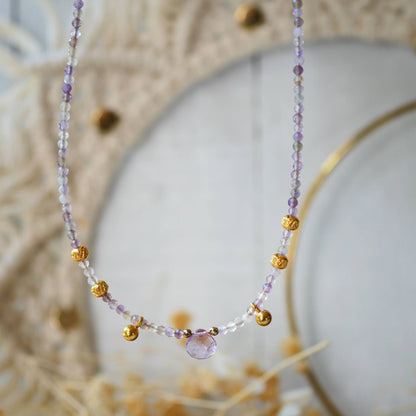 Amethyst Halskette mit goldenen Elementen