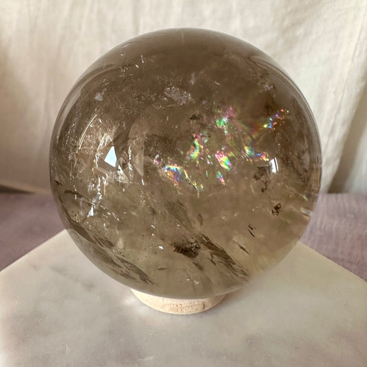 Rauchquarz Kugel mit XL Regenbögen