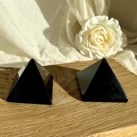 Schwarzer Obsidian Pyramide