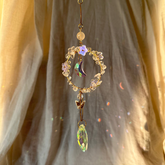 Suncatcher mit Bergkristall, Schmetterling und Blumen