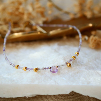 Amethyst Halskette mit goldenen Elementen