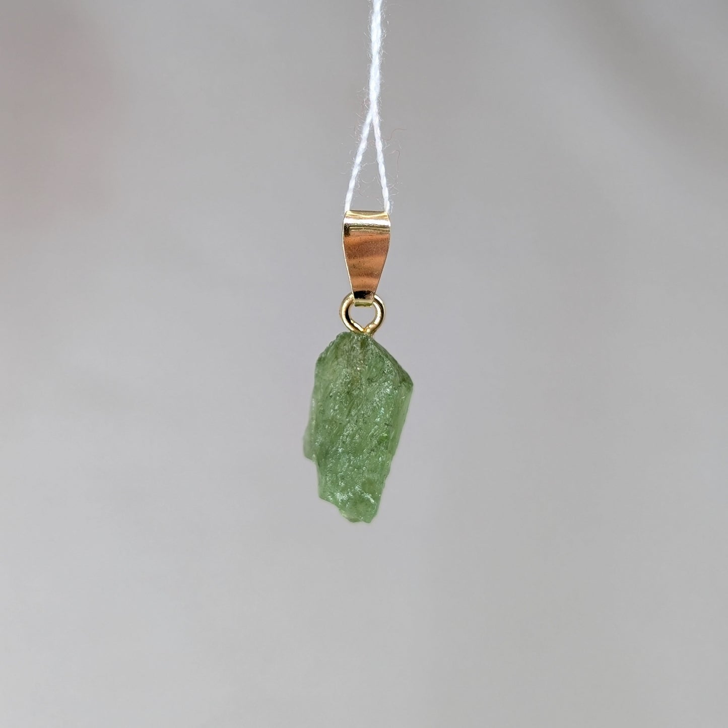 Peridot Rohstein Kettenanhänger, vergoldet [R]