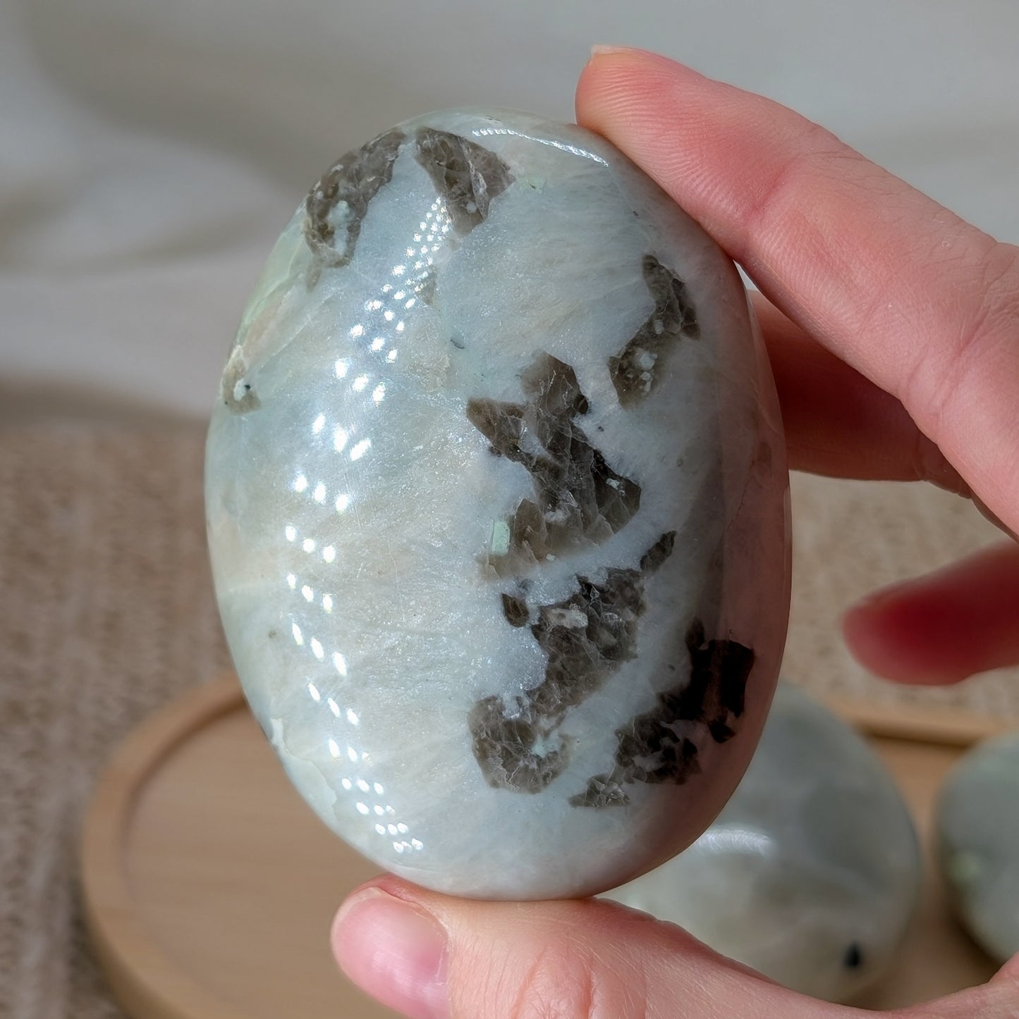 Grüner Mondstein Handstein [A-C]