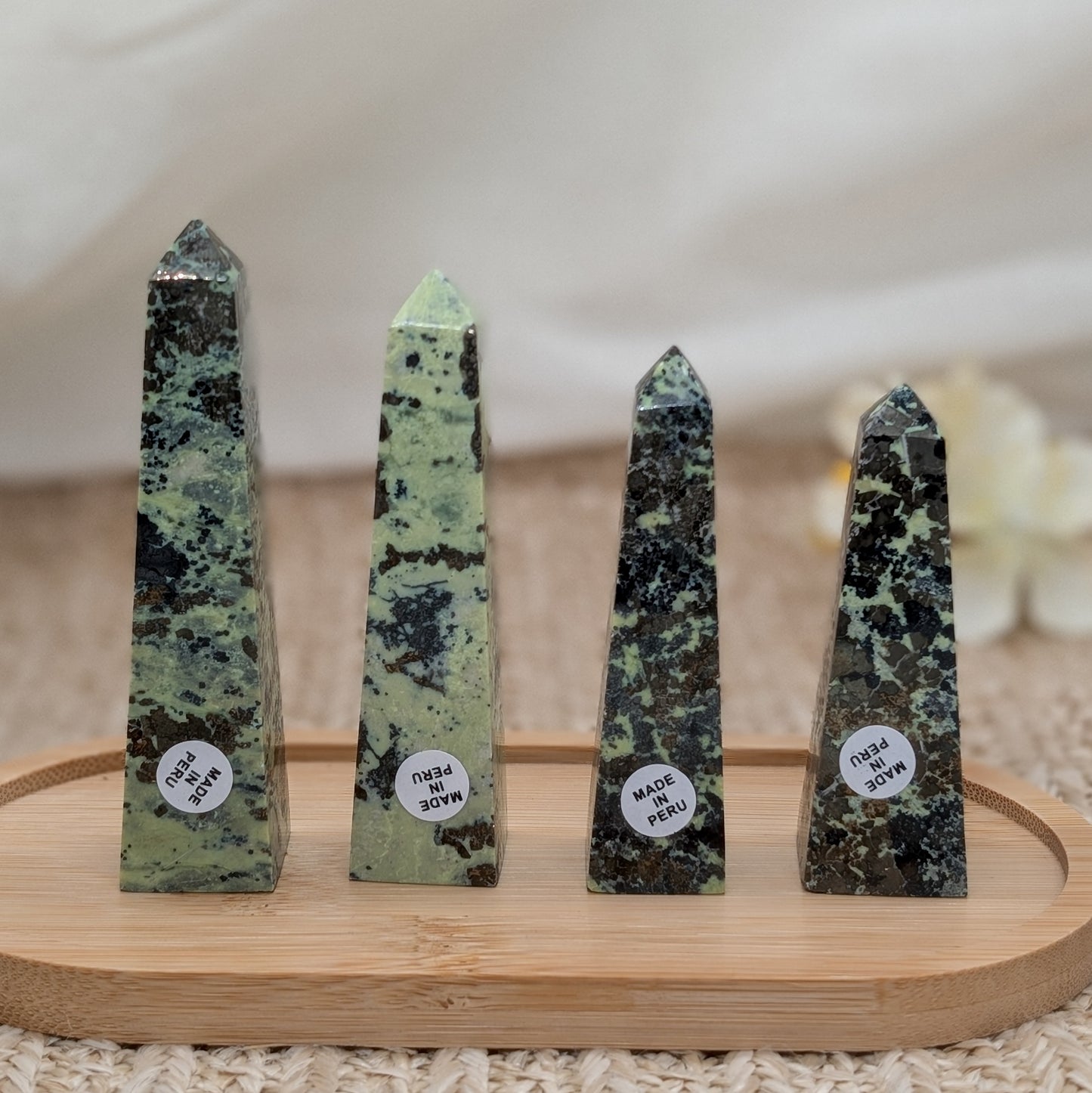 Serpentin mit Pyrit Turm / Spitze [A-D]