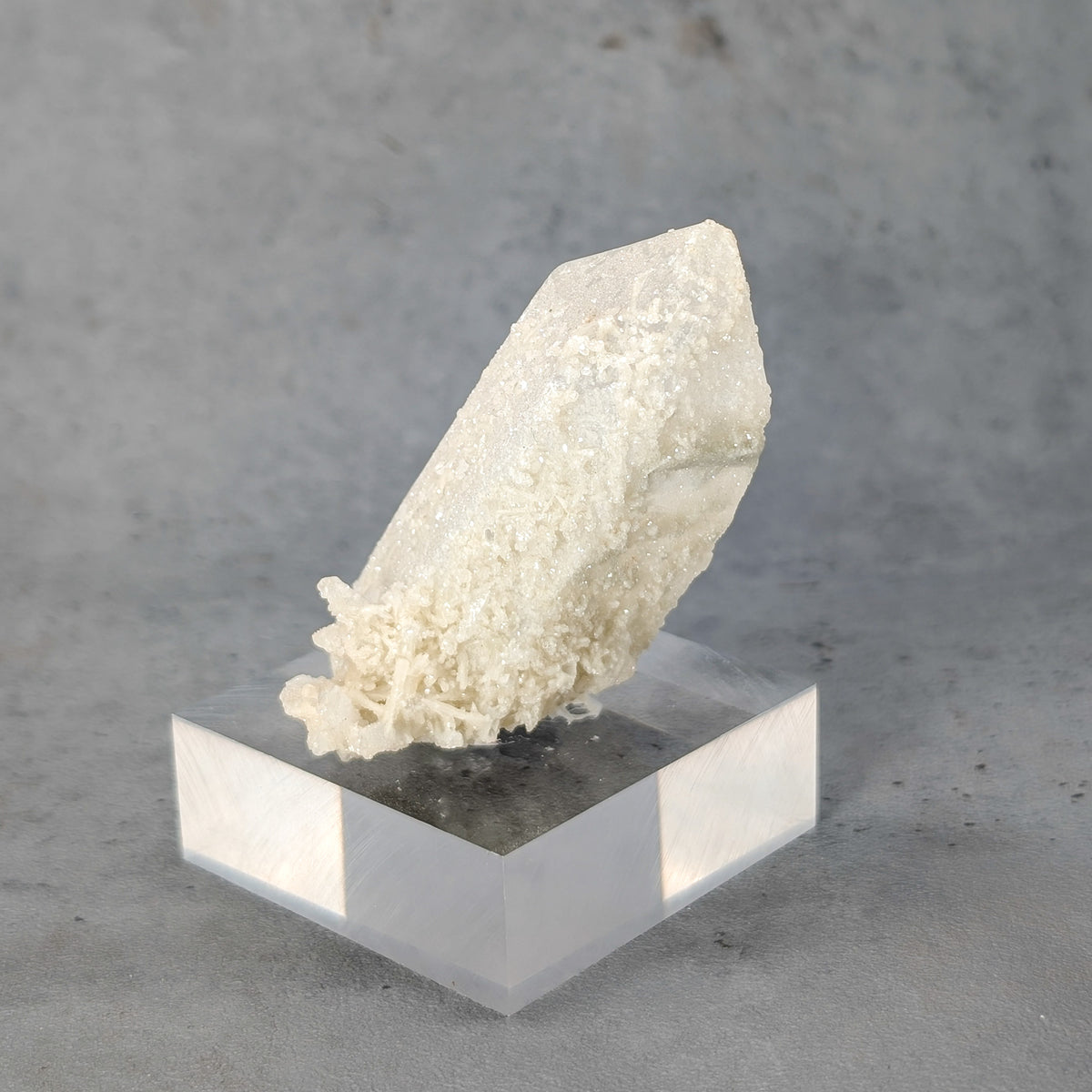 Quarz mit Calcit Spitze [B]
