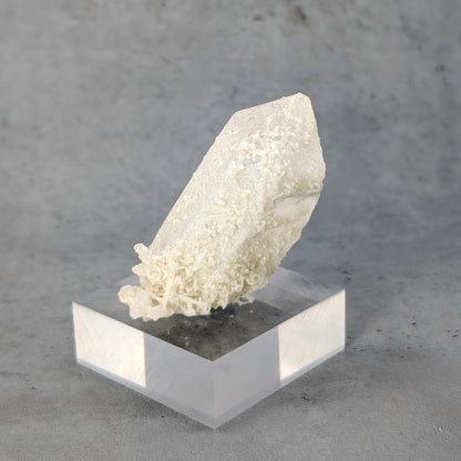 Quarz mit Calcit Spitze [B]