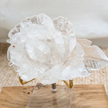Bergkristall Rose mit Blatt auf Ständer [RB]