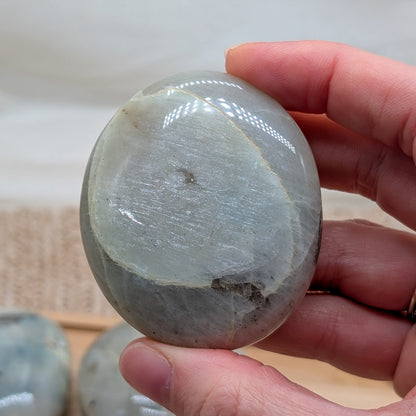 Grüner Mondstein Handstein [A-C]