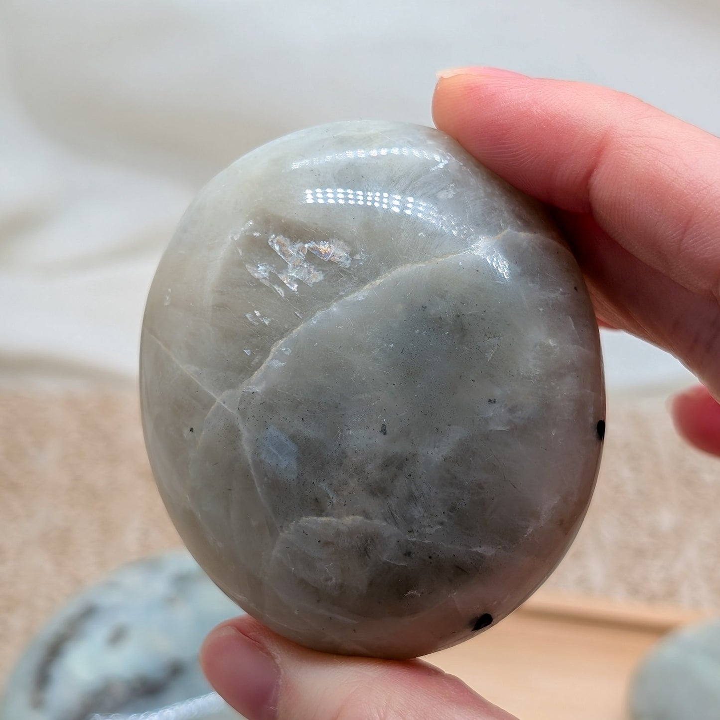 Grüner Mondstein Handstein [A-C]