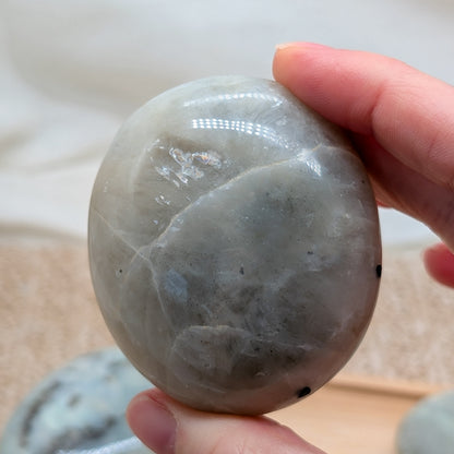 Grüner Mondstein Handstein [A-C]