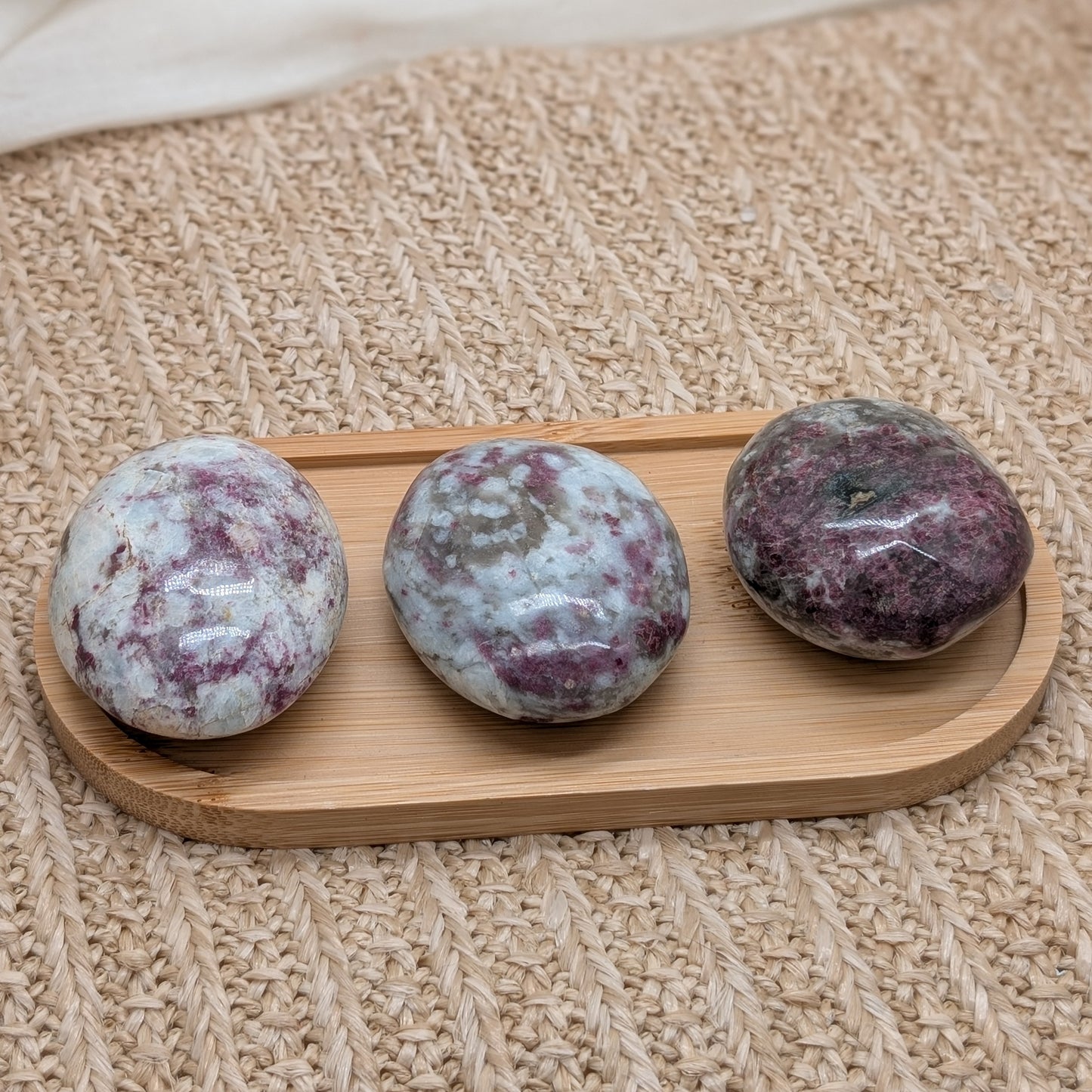 Rubellit in Quarz Handstein [A-C]