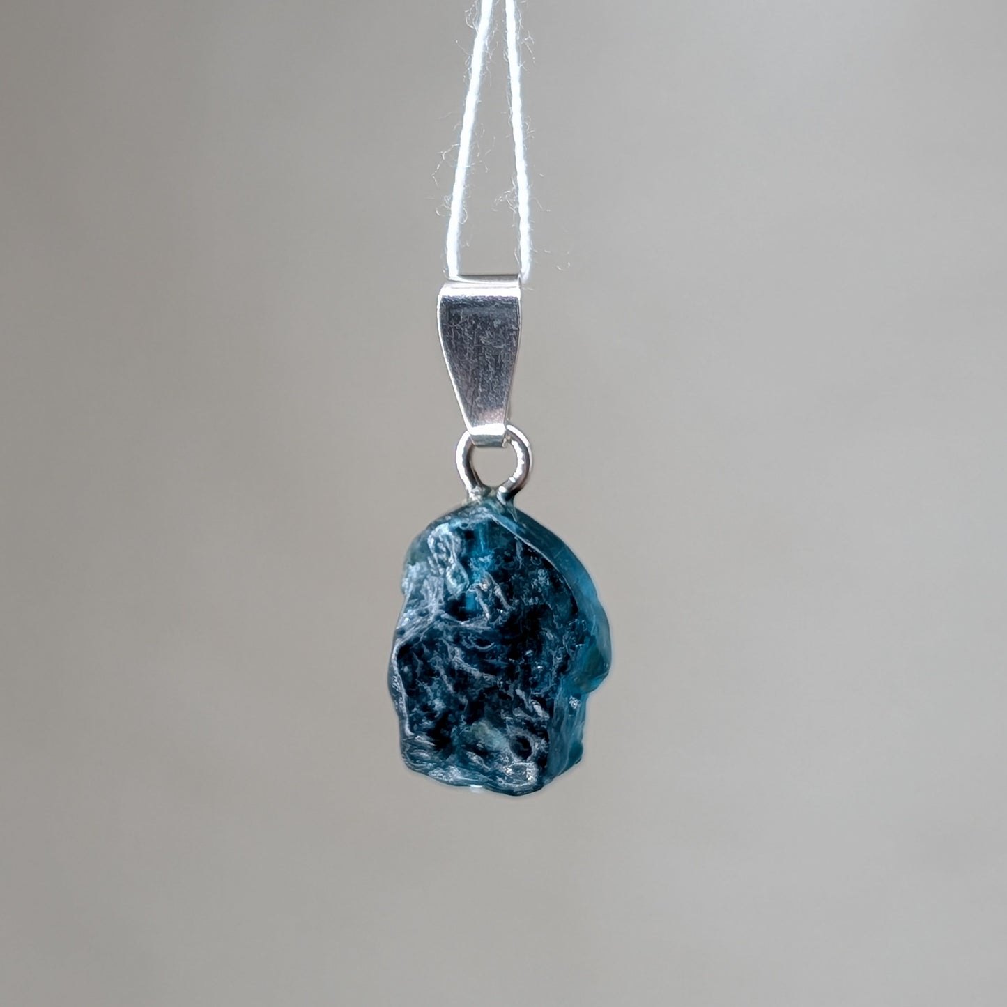 Indigolith / Blauer Turmalin Rohstein Kettenanhänger, silber [N]