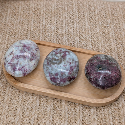 Rubellit in Quarz Handstein [A-C]