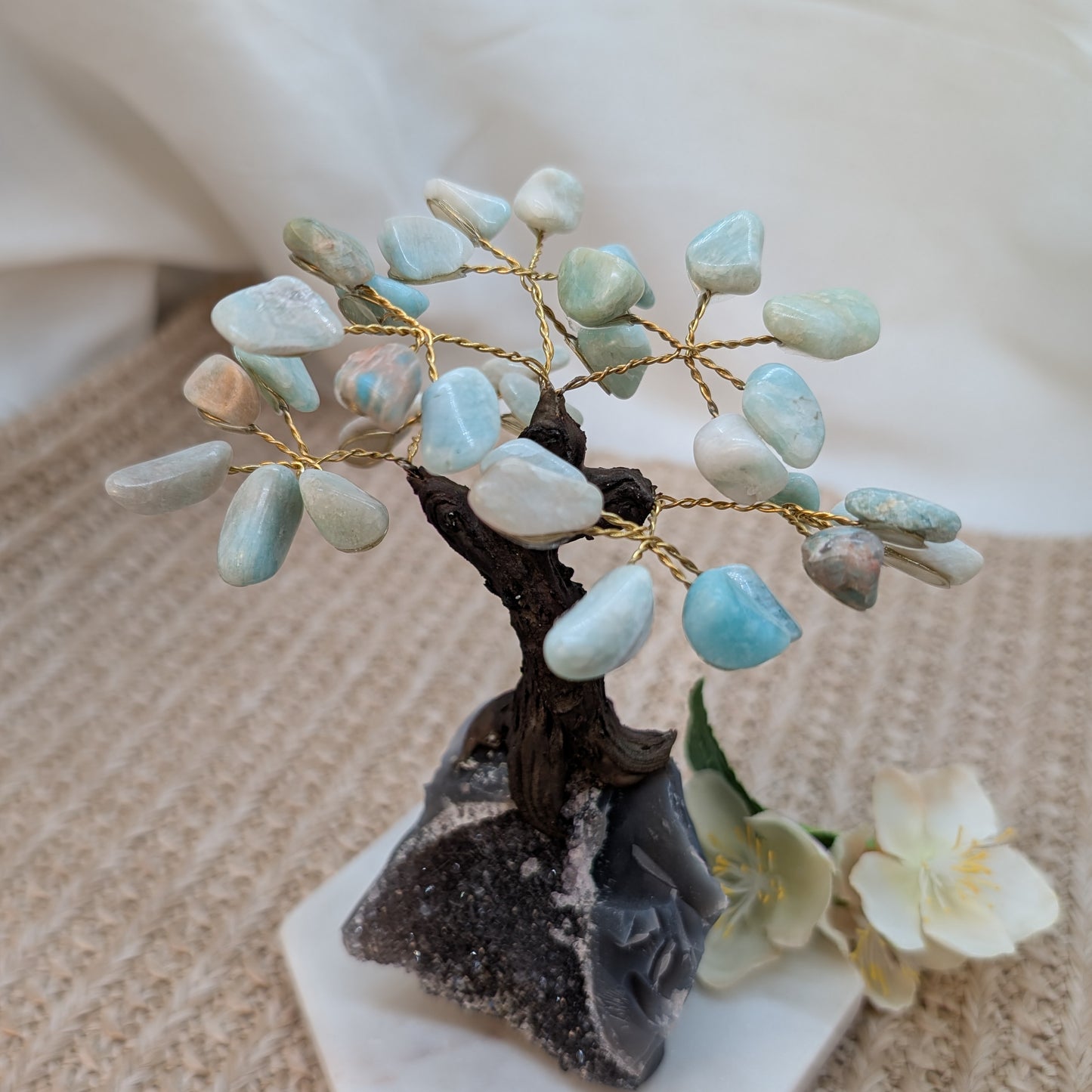 Edelsteinbaum Amazonit auf Druzy Achat