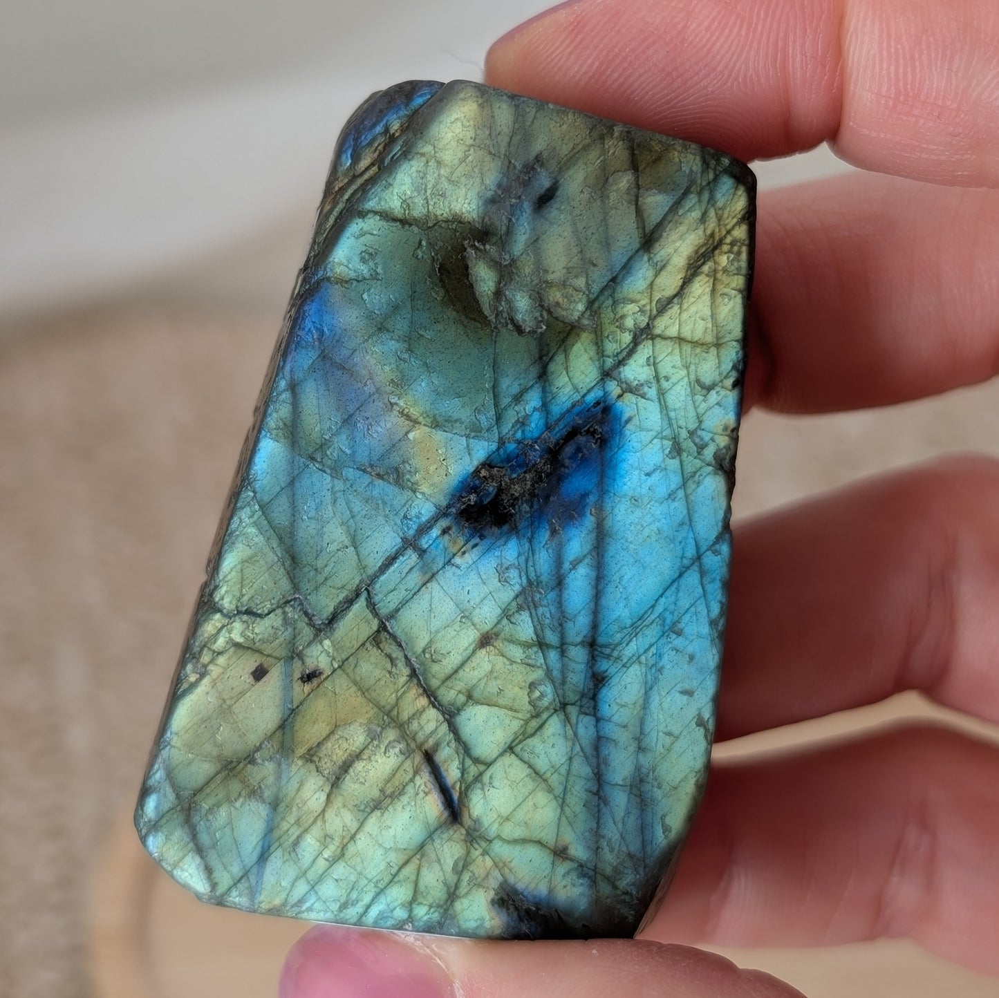 Flashy Labradorit Buddha