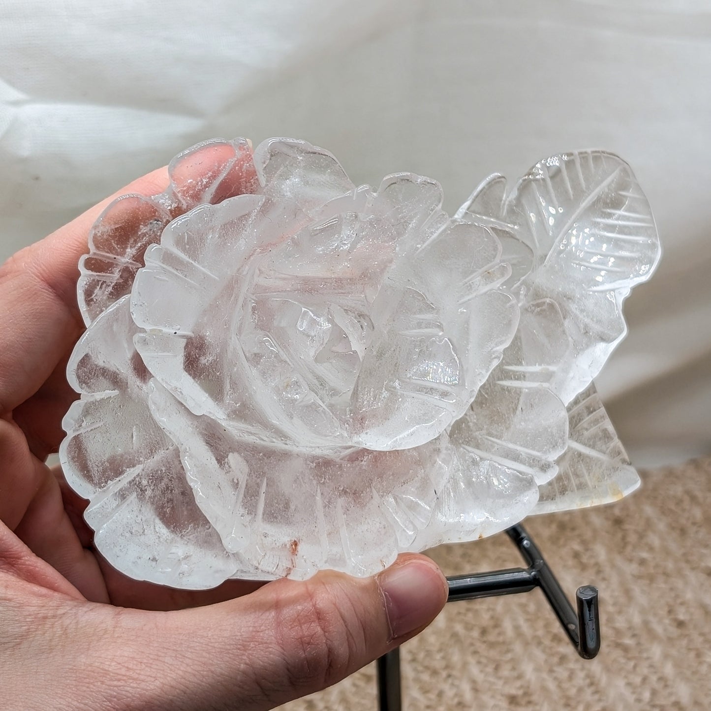 Bergkristall Rose mit Blatt auf Ständer [BT]