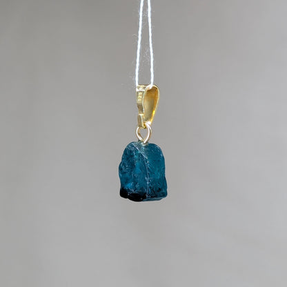 Blauer Turmalin / Indigolith Kettenanhänger, vergoldet [I]