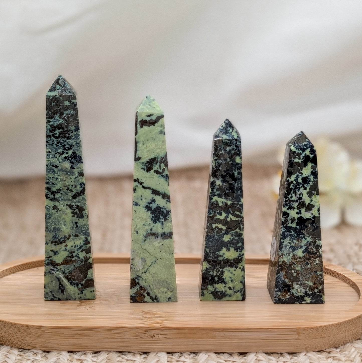 Serpentin mit Pyrit Turm / Spitze [A-D]