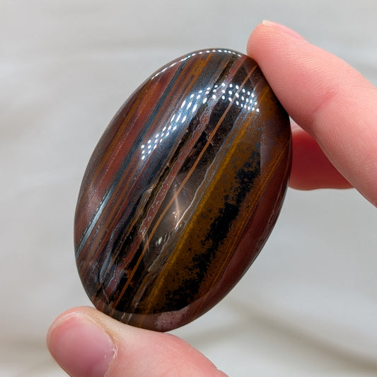 Eisentigerauge Handstein