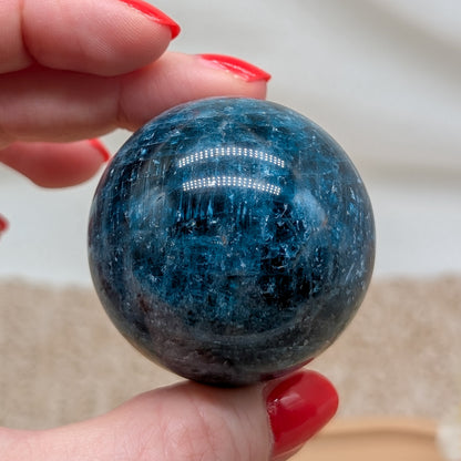 Apatit Kugel dunkles blau mit Flash [B1]