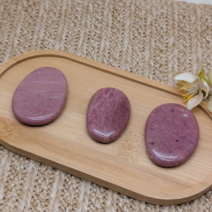 Versteinertes Holz Handstein in rosa [D-F]