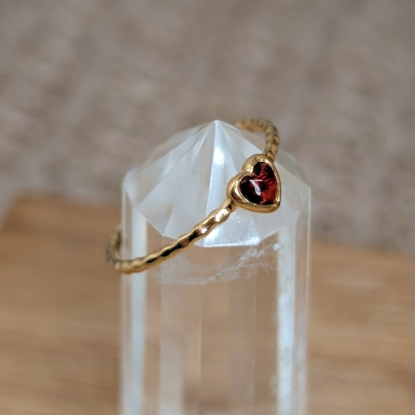 Granat Ring Herz gehämmert vergoldet