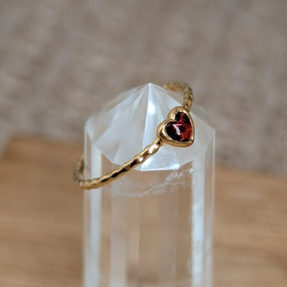 Granat Ring Herz gehämmert vergoldet
