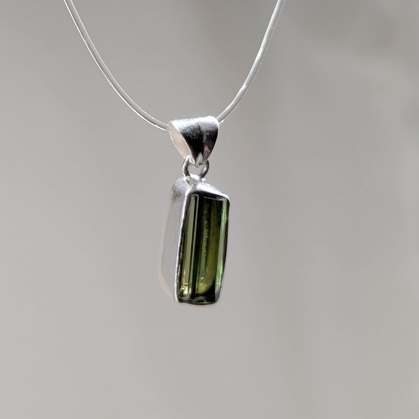 Grüner Turmalin Kettenanhänger, 925er Silber [D]