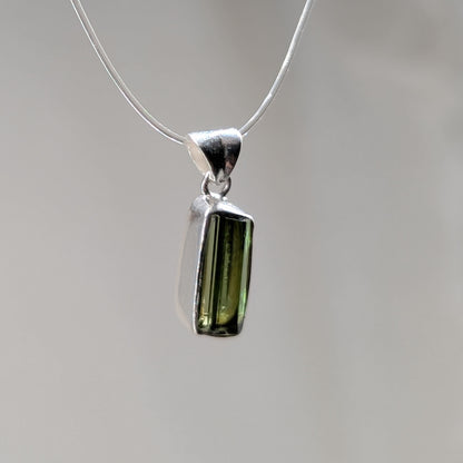 Grüner Turmalin Kettenanhänger, 925er Silber [D]