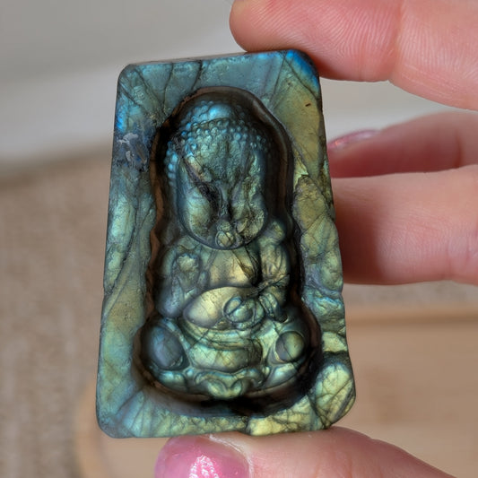 Flashy Labradorit Buddha