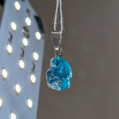 Indigolith / Blauer Turmalin Rohstein Kettenanhänger, silber [N]