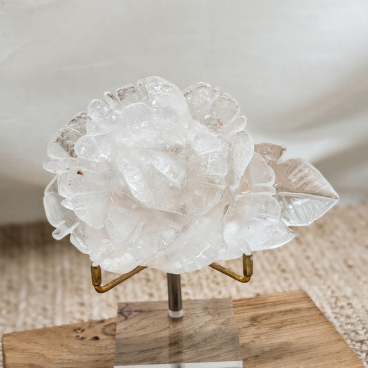Bergkristall Rose mit Blatt auf Ständer [RB]