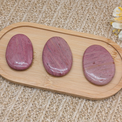 Versteinertes Holz Handstein in rosa [A-C]