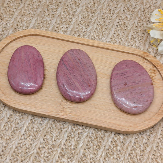 Versteinertes Holz Handstein in rosa [A-C]