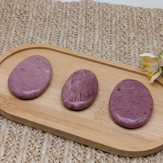 Versteinertes Holz Handstein in rosa [D-F]