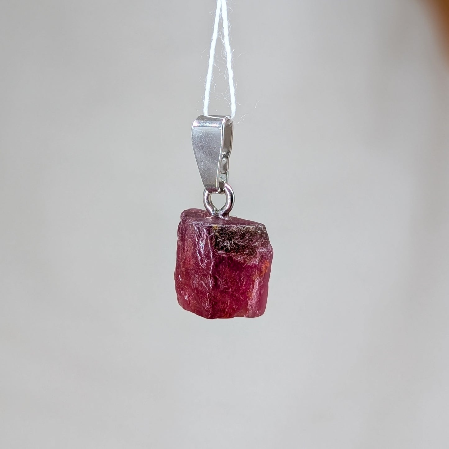 rosa Turmalin Rohstein Kettenanhänger, silber [C]