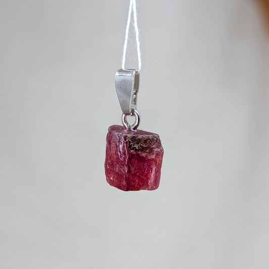 rosa Turmalin Rohstein Kettenanhänger, silber [C]