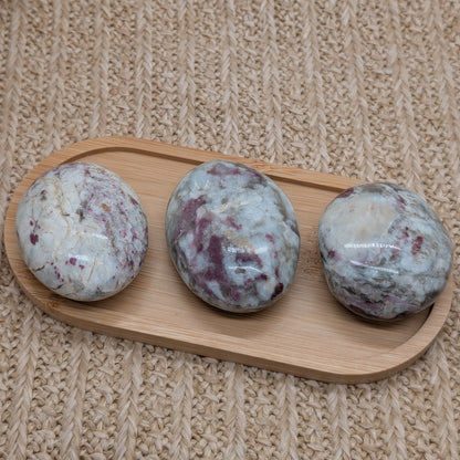 Rubellit in Quarz Handstein [A-C]