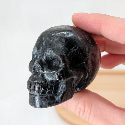 Granat/Astrophyllit Schädel/Totenkopf [D]