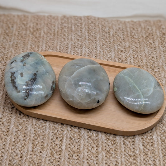 Grüner Mondstein Handstein [A-C]